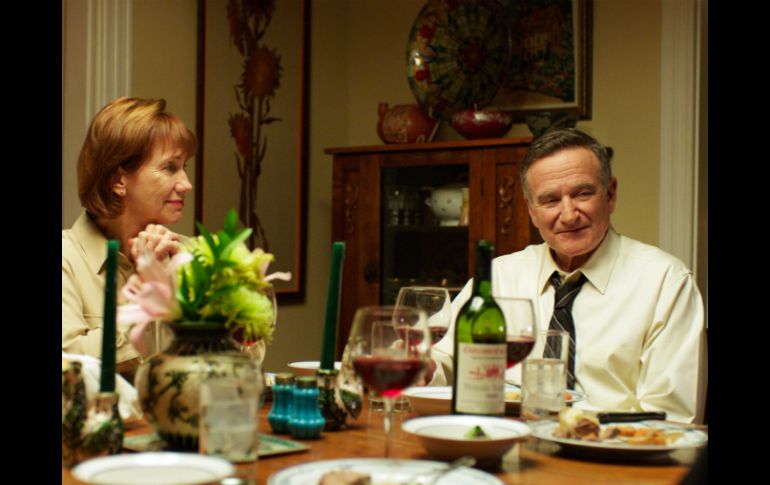 En el filme, Williams (d) interpreta a un hombre gay que sale del clóset dejando a su esposa, Kathy Baker (i), por 40 años. AP / Starz Digital