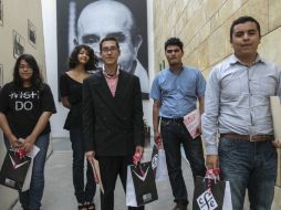 Cinco ganadores reciben sus reconocimientos en el Fondo de Cultura Económica. EL INFORMADOR / F. Atilano