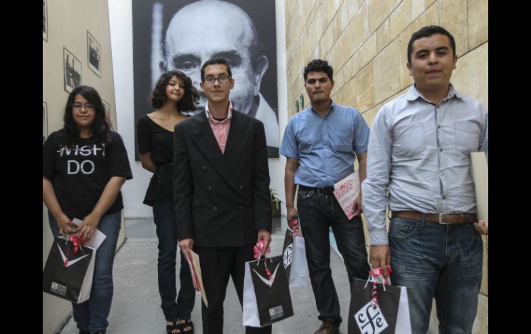 Cinco ganadores reciben sus reconocimientos en el Fondo de Cultura Económica. EL INFORMADOR / F. Atilano