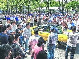 Cientos de taxistas se manifestaron frente al Congreso de Jalisco para exigir a las autoridades que regulen a empresas privadas. EL INFORMADOR / E. Barrera