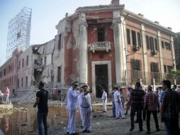 La explosión del coche bomba rompe las tuberías de agua subterráneas, inundando la zona, una de las más transitadas de El Cairo. EFE / ESPECIAL