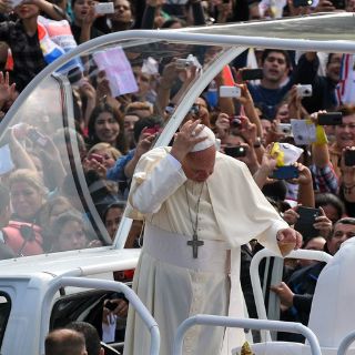 El Papa Francisco llega a misa en papamóvil de Juan Pablo II
