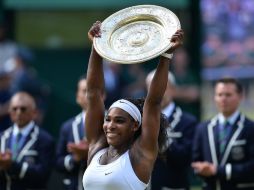 La tenista estadunidense Serena Williams celebra su sexto Rosewater Dish sobre el césped sagrado de Wimbledon. AFP /