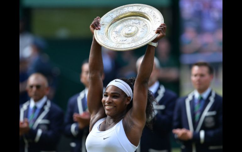 La tenista estadunidense Serena Williams celebra su sexto Rosewater Dish sobre el césped sagrado de Wimbledon. AFP /