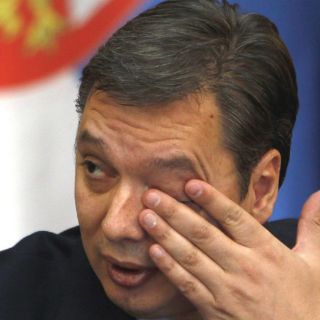 El primer ministro serbio, alcanzado en la cabeza por una pedrada