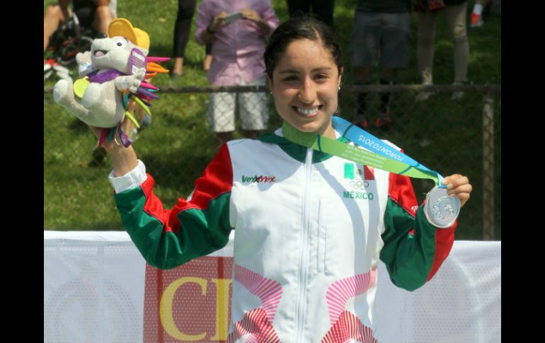 Paola Díaz se dice muy emocionada por su victoria. Dedica su medalla de plata a su entrenador y familia. EFE / N. Ponce