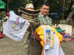 Playeras, sombreros, globos y rosarios con el rostro de Francisco son algunos productos en los que se refleja la ''papamanía''. NTX / C. González