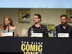 Henry Cavill, Ben Affleck, y Amy Adams durante el panel donde presentaron el nuevo avance. AFP / K. Winter