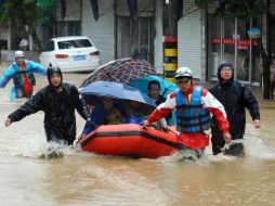 Cerca de un millón de personas fueron evacuadas, unos 29 mil barcos retirados del puerto y suspendida la pesca. AP / Chinatopix
