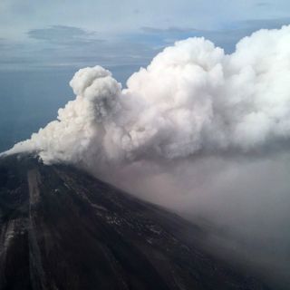 Evacuan cinco comunidades más por volcán El Colima