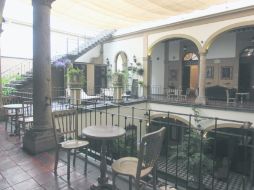 En la planta alta, se hallan las 12 habitaciones temáticas y el  patio central alberga las mesas de un elegante restaurante. EL INFORMADOR / A. Hinojosa
