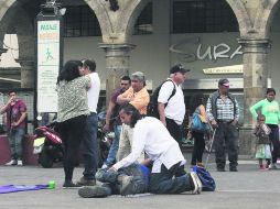 Masajistas. Todos los días, desde hace cuatro años, se colocan frente a Catedral. EL INFORMADOR / M. VARGAS