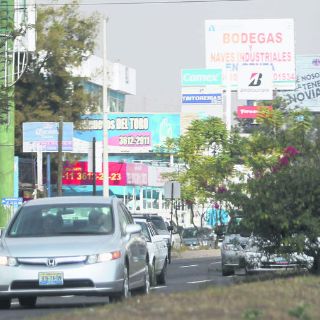 Retiran anuncios y espectaculares por riesgo de caída