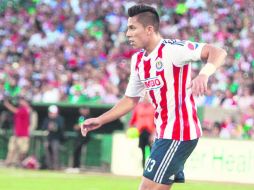 De atrás para adelante. Carlos Salcedo es parte fundamental del aparato defensivo del Guadalajara. ESPECIAL / chivasdecorazon.com.mx
