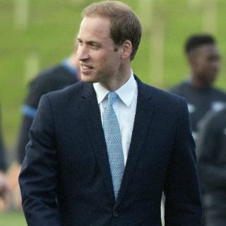 El príncipe Guillermo debuta como piloto de ambulancias aéreas