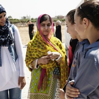 Malala festeja sus 18 años junto a niños refugiados de Siria