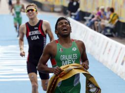 Grajales hace un tiempo de 1:48:58 horas en las tres disciplinas, natación, ciclismo y carrera. EFE / J. Etxezarreta