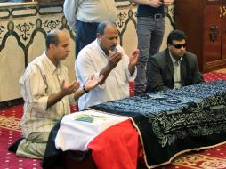El ataúd fue cubierto con la bandera de Egipto y con un sudario negro. EFE / H. Elfiqi