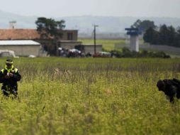 Elementos de la SSC del Estado de México revisan las inmediaciones de ''El Altiplano''. SUN / F. Ramírez