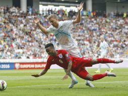 Sterling (abajo) es uno de los principales jugadores jóvenes de fútbol inglés y un convocado habitual a la selección nacional. AP / ARCHIVO