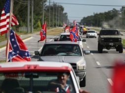 Participaron motocicletas y camiones adornados con la bandera de la era de la Guerra Civil. AFP / ARCHIVO