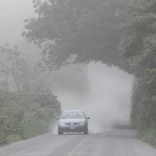 Caída de ceniza impide visitar poblado en Colima