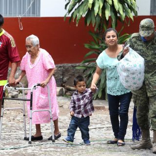 Ofrecen alimentos y atención médica a afectados por Volcán El Colima