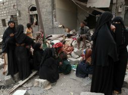 Sobrevivientes se reunieron en un edificio destruído por los ataques de las fuerzas armadas del Presidente Abedrabbo Mansour Hadi. AFP / M. Huwais