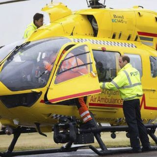 Príncipe Guillermo inicia labor como piloto de ambulancias aéreas