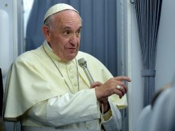 El Papa Francisco habla con la prensa, luego de su viaje por tres países de Sudamérica, de regreso al Vaticano. AFP / V. Pinto