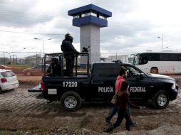 Una patrulla de la Policía Federal se mantiene afuera del penal del Altiplano, donde estaba preso ''El Chapo'' Guzmán. AP / M. Ugarte