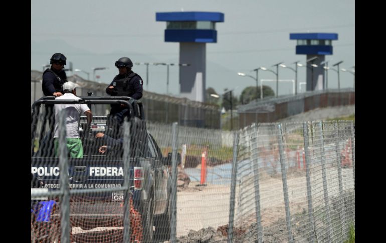 Una patrulla de la Policía Federal vigila la periferia del penal del Altiplano, lugar del que escapó ''El Chapo'' Guzmán. AFP / A. Estrella