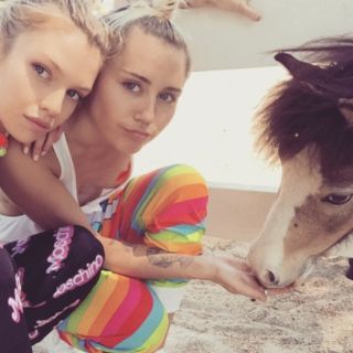 Miley Cyrus, de la mano con modelo