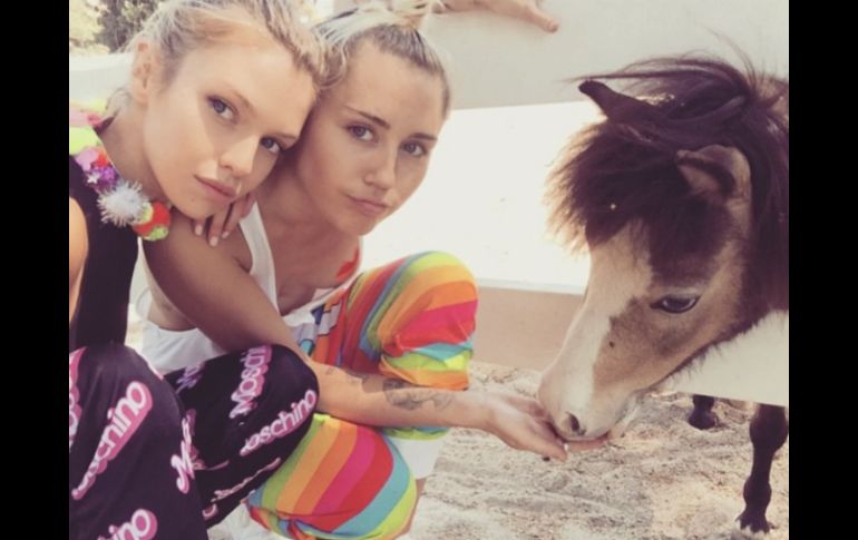 Luego de que el rumor comenzó, se les vio besándose y acariciándose en el backstage de la filmación de un video de la cantante. INSTAGRAM / @stellamaxwell