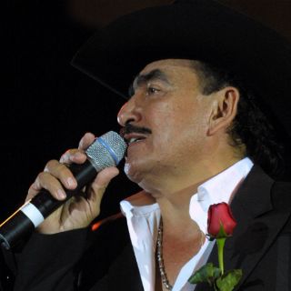 Llenan de flores casa de Joan Sebastian en Cuernavaca