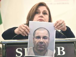 La titular de la PGR, Arely Gómez, muestra la foto más reciente de 'El Chapo'. AFP /
