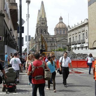 Padecen usuarios del transporte por cierre de Alcalde