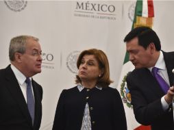 Miguel Ángel Osorio Chong (d) conversa con Arely Gómez (c) y Monte Alejandro Rubido (i), luego de la fuga de ''El Chapo''. AFP / Y. Cortez