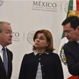 Van por comparecencia de Osorio y Gómez por fuga de 'El Chapo'