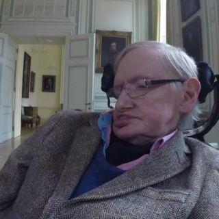 Stephen Hawking felicita a la NASA por llegar a Plutón