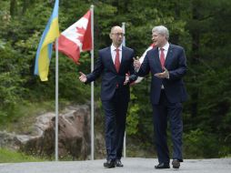 El primer ministro canadiense, Stephen Harper, se reúne con el primer ministro de Ucrania Arseniy Yatsenyuk. AP / A. Wyld