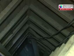 En el tunel se aprecian barras de madera, metal y demás material de construcción. YOUTUBE /   Univision Noticias