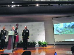 El titular de la Comisión Nacional de Seguridad mostró ayer los videos del momento del escape de 'El Chapo'. EFE /
