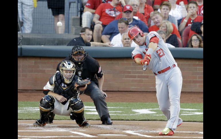 Mike Trout, nombrado el Más Valioso, conecta la bola apenas en el cuarto lanzamiento al plato para conseguir jonrón. AP / M. Keating