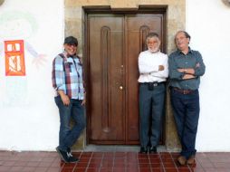 Luis Manuel Aguilar, director de la obra, y los actores Jesús Hernández y Carlos Hoeflich están listos para arrancar con las funciones. EL INFORMADOR / A. Hinojosa