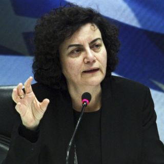 Ministra adjunta de Finanzas griega presenta dimisión
