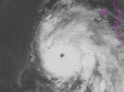 A las 13:00 horas, el fenómeno climático se ubica a 55 kilómetros al este-sureste de Isla Socorro, Colima. AP / ESPECIAL