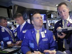 El selectivo S&P retrocedió hasta los dos mil 107.41 puntos y  el mercado Nasdaq se situó en cinco mil 098.94 unidades. AP / M. Lennihan