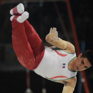 Daniel Corral falla en las barras paralelas