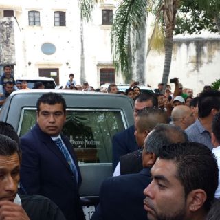 Salma Hayek presume caballo que le regaló Joan Sebastian